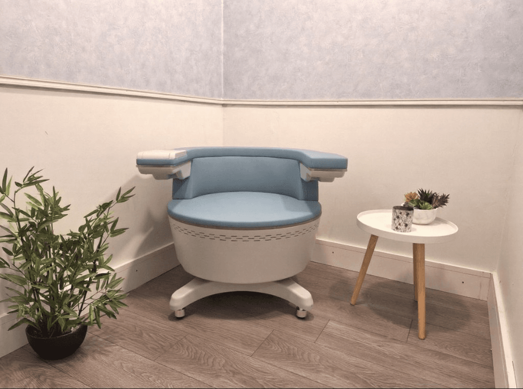 Pelvic chair treatment device in a clinical wellness room